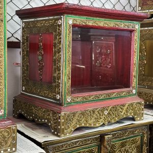 ตู้บริจาค ตู้รับบริจาค M แดงโบราณ ขาตรง ยาว 40xลึก 30 xสูง 40 cm เดินเส้นประดับกระจกหลากสี ตู้ใส่ซองร่วมทำบุญ ไม้จามจุรี  ฟรีสลักชื่อ!!!!!!