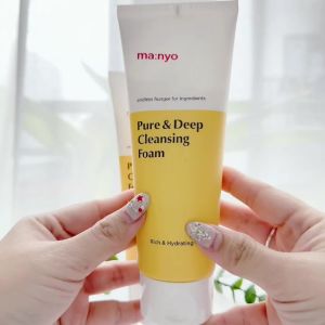 Sữa Rửa Mặt Tạo Bọt Manyo Pure & Deep Cleansing Foam Sạch Sâu và Dịu Nhẹ Cho Làn Da 160ml - là sữa rửa mặt thuần chay có chứa phức hợp 10 loại hoa và ceramide sẽ giúp củng cố hàng rào độ ẩm cho da giúp làm sạch da và mang lại cảm giác dễ chịu sau khi rửa