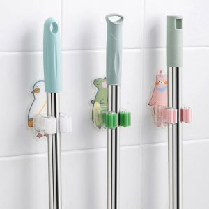 495HS Punch-Free ที่แขวนไม้กวาดการ์ตูน พลาสติกทำจากพลาสติก อุปกรณ์ติดผนัง ตะขอแขวนไม้ถูพื้น น่ารักมากๆ เหนียวเหนียวแข็งแรง คลิปยึดไม้ถูพื้น สำหรับบ้าน