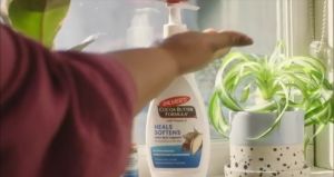 Kem làm săn da và đều màu ngực Palmer Cocoa Butter Formula Bust Cream 125g - giúp tăng cường chức năng bảo vệ của da làm mờ vết nhăn vết sẹo đồng thời giúp da không bị mất nước.