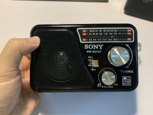 Radio Sony SW-521 UT Bắt sóng AM/FM/SW sắc nét nghe nhạc qua thẻ nhớ với chất lượng loa rất tốt âm thanh to và trầm ấm có cả đèn led dùng tạm khi mất điện rất hữu dụng