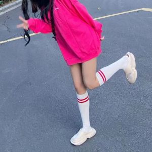 ถุงน่องผ้าฝ้ายเนื้อหนา แถบขาว-ดำ ความยาวระดับเข่า ถุงเท้ายาวเหนือเข่า แถบคู่ ถุงเท้ายาวเหนือเข่า ถุงเท้านักเรียน