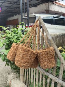 Pot Gantung Sabut Kelapa Pot Ramah Lingkungan