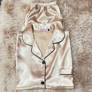 -Panda.shop- ชุดนอนผ้าซาติน แขน-ขาสั้น ผู้ใหญ่ไซส์ใหญ่ ใส่ได้ทั้งชายหญิง ชุดนอนคนอ้วน #4949