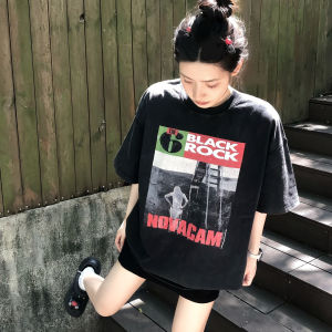 T-Shirt Wanita Hitam Ukuran Besar Lengan Pendek  Motif Poster Artistik & Huruf Vintage Amerika  Katun Tipis Bernapas Premium  Desain Longgar Slim Fit  Tren Musim Panas 2025 Gaya Street Mewah  Santai  Gadis manis pedas  Modis  Serbaguna  Kerah bulat Tops