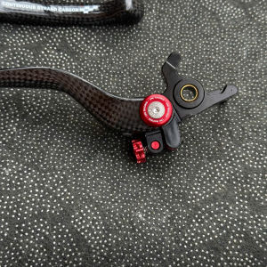 Tay thắng CR2 Cacbon núm đỏ lắp đặt nhiều dòng xe