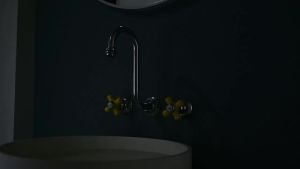 LDIES New Wall Mounted Bathroom Basin Faucet Classical Lavatory Mixer Tap Brass Three Hole Sink tap Ceramic Handle Sink Faucet Gold Q8Z3P