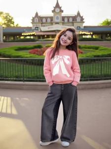 Girls Pink Bow-Patterned Hoodie + Black Bow-Stitched Denim Straight-Leg Pants Set. Suitable for All Seasons.2026