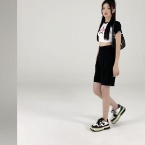 AMMIN กางเกงขาสั้นสูทสีเทาสไตล์เกาหลีสำหรับผู้หญิง2024ฤดูร้อนติดกระดุมสูงกระชับสัดส่วนทรงหลวมลำลองผ้าไหมน้ำแข็งสาย5 5เส้น