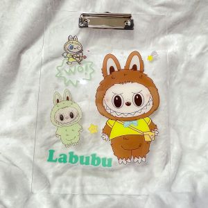 ใครจะเอาไปรองเขียน รองบิลคือน่ารักสุดๆ ลายการ์ตูน A4 - อะคริลิคใส - ยึดเอกสารได้แน่น ไม่หลุดร่วงง่าย แถบข้างมีไม้บรรทัด - ขนาด 23x32 cm.