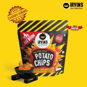 SNACK KHOAI TÂY TRỨNG MUỐI CAY IRVINS - HOTBOOM SALTED EGG POTATO CHIPS 105 GRAM - HÀNG CHÍNH HÃNG