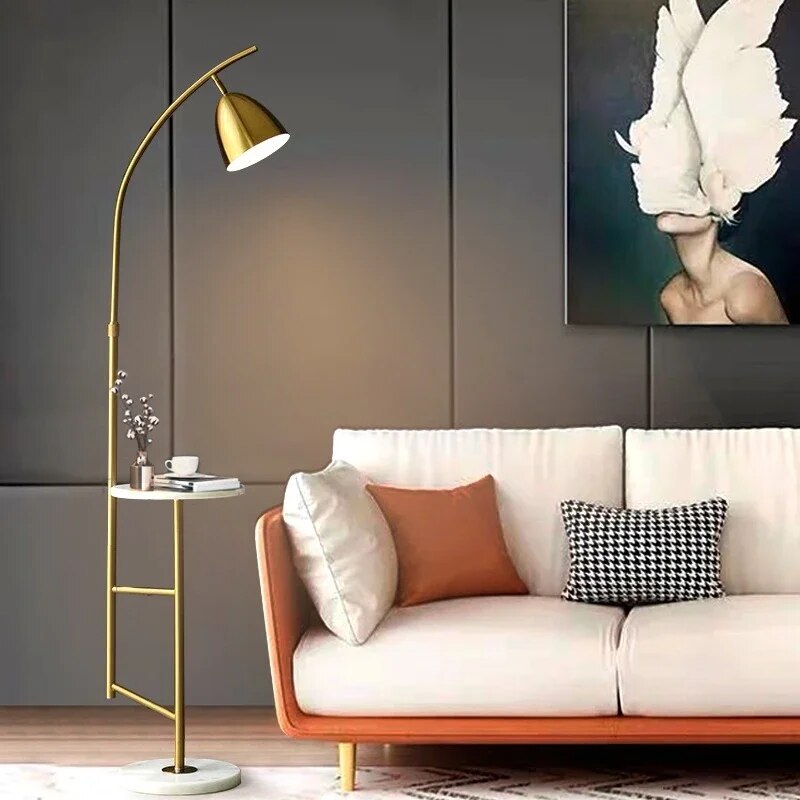 โคมไฟตั้งพื้น แบบนอร์ดิกชั้นวางสีทองสำหรับข้างเตียงนอนห้องนั่งเล่นโซฟาหินอ่อนโคมไฟชาศิลปะโต๊ะเหล็กห้อง