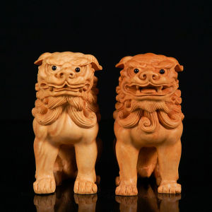 รูปปั้นสิงโตหิน2ชิ้นการแกะสลักไม้สิงโตหินจีนคอลเลคชั่นงานฝีมือฮวงจุ้ยที่สวยงามรูปปั้นสิงโตประตูจีนแบบดั้งเดิมการป้องกันเป็นสัญลักษณ์ความแข็งแกร่งและความโชคดีเหมาะสำหรับการเสริมสร้างฮวงจุ้ยและการเข้าประตู