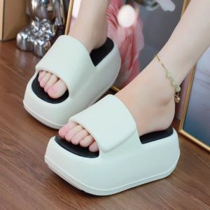 High-value Thick-soled Slippers for Ladies To Wear Outside in Summer New-like Non-slip High-fashion Versatile Beach Sandals