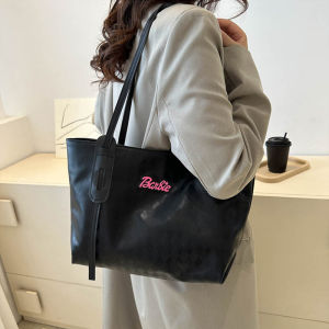 Zishop    เเนะนํา กระเป๋าเเฟชั่นเกาหลี จุของได้เยอะ ดีเทลดูดีดูปัง ตัดด้วยฟอนต์ภาษาอังกฤษสุดปัง ไดต่อจี เเมทช์กับได้หลากหลายชุด ไม่มีถือว่าพลาดมาก รีบจัดเลยเเกร