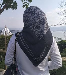 kerudung segi 4 terbaru Jilbab Warna Hitam