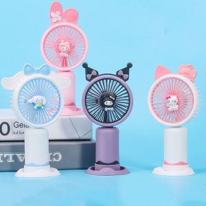 CHENJIE My Melody Cinnamoroll แฟนฤดูร้อนอะนิเมะ USB ชาร์จได้ แมวคิตตี้ kulomi พัดลมมือถือขนาดเล็ก ใช้งานได้หลากหลาย พร้อมขาตั้ง พัดลมส่วนตัว หอพักนักเรียนนักศึกษา