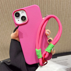 เคส สำหรับ iPhone 11 12 13 14 15 16 Pro Max 14 15 16 Plus XR X XS Max พื้นผิวหนัง กันกระแทก พร้อมสายรัดข้อมือสีสันสดใส