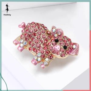 ส่วนลด 10 บาท สำหรับการซื้อ 1 ชิ้น เข็มกลัดหมูสีชมพูรูปสัตว์ประดับพลอยเทียมแฟชั่นสำหรับผู้หญิงชุดเดรสเครื่องประดับของขวัญ