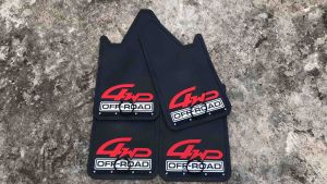 ยางบังโคลนรถยนต์สกรีนตัวนูน 4WD สีแดง พร้อมชุดรั้งอย่างดีเพลทอลูมิเนียมสีดำ 1 ชุด 4 ชิ้น ติดตั้งรถกะบะทุกรุ่น