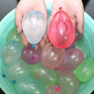 Đồ chơi ném bóng nước chùm 111 quả có đầu nối trực tiếp vào vòi nước giúp bạn tha hồ vui chơi vào ngày nóng bức