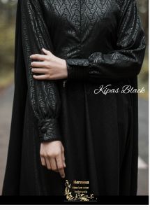Gamis hermosa embos motif kipas bahan wolfis warna hitam-gamis syari hitam pekat premium umbrella 4 meter