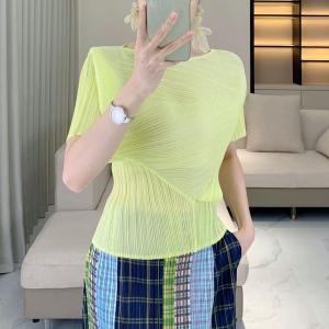 NOVA quality⭐New Miyake pleated simple irregular short-sleeved shirt commuting versatile and elegant solid color cinched waist and slimming T-shirt