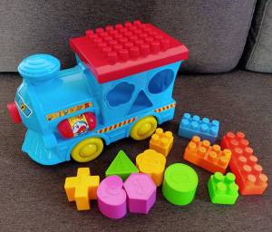 ของเล่น บล๊อกหยอด รถไฟ โดเรมอน ตัวบล๊อกสามารถนํามาหยอดตามช่อง ตัวรถไฟมีเชือกให้น้องๆ สามารถลากเล่นได้ค่ะ
