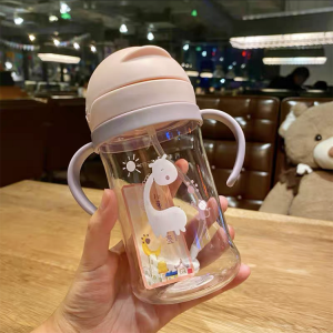 ขวดน้ำดื่มเด็กกันสำลัก มีหูจับ มี 2 ไซร้ให้เลือก มีสเกลบอกปริมาณ  SB011