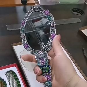 Handheld Mirror Unique Comb SetVintage Hand Mirror Retro Portable Peacock Makeup Mirror Metal Dresser Mirror Decorative Cosmetic Mirror Girl Gift