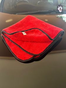 ผ้าไมโครไฟเบอร์สีแดงกุ้นขอบดำ ขนาด กว้าง60ยาว60 ซม. 600 GSM