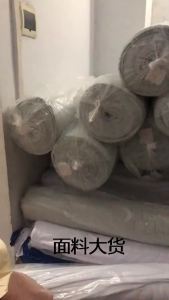 A unique red off-the-shoulder short-sleeved T-shirt with an American design sense a summer chic and slimming off-the-shoulder girls top