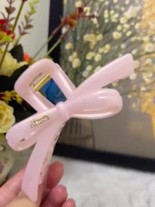 Large bow hair clip womens high-end feeling 2025 new model shark clip at the back of the head half zip hair clip headband accessory大号蝴蝶结头发抓夹女高级感2025新款后脑勺鲨鱼夹子半扎发夹头饰