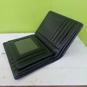Dompet kulit pria ukuran tiga per empat model standard
