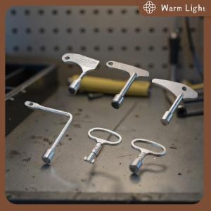 Warm Light ประแจอเนกประสงค์อเนกประสงค์สำหรับรถไฟวาล์วตู้ลิฟท์ไฟฟ้าอัลลอยกุญแจสามเหลี่ยมอเนกประสงค์