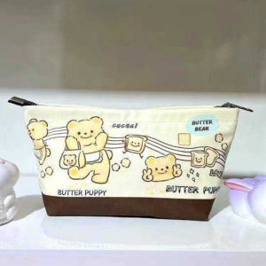 💎 ป้ายยา มีกันรึยัง กระเป๋าใส่เครื่องเขียน เครื่องสำอางค์ ลายไอดอลสาวหมีเนย งานผ้านุ่ม ขนาด 20×12×6 cm