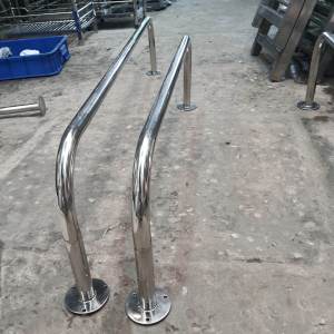 Thanh treo đồ inox hình chữ U ống o25mm dày 1mm uốn liền qua  bắt từ tường ra 25cm đế tròn đường kính 8cm  khoan 3 lỗ . Hàng dày và chắc chắn .