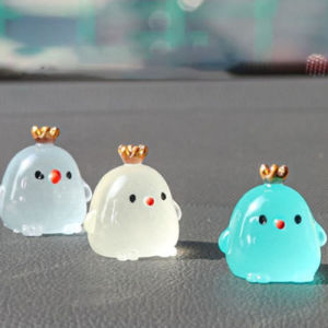 Mô hình gà con vương miện dạ quang phát sáng dễ thương trang trí taplo ô tô bàn làm việc văn phòng bàn học