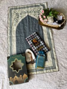 Hampers/Parcel/Souvernir/Set Ibadah Komplet Sajadah Traveling Sarung Peci dan Tasbih dalam Satu Box