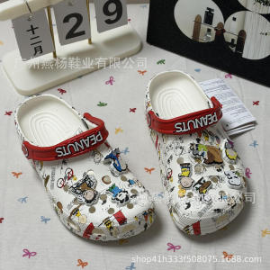 crocs New Snoopy parent-child cartoon clogs cute and lightweight beach sandals non-slip breathable slippers for boys and girls