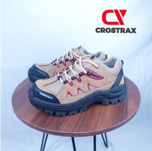 Sepatu Boots Safety Crostrax Kulit Model Tracking sol Karet Di Jahit Keliling Sepatu Gunung Hiking Treking Outdoor Kerja Proyek Lapangan Pria Cowok Laki-Laki Boot Savety But Sepeti Septi Buts Sevti Bot Septy Bots Sefty Treking Formal Kerja Kantor Hitam