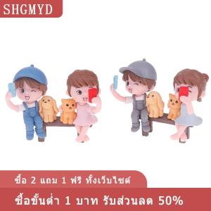 [COD] SHGMYD 2ชิ้น คู่คนรักน่ารักถ่ายเซลฟี่บนเก้าอี้ของตกแต่งเค้กรูปปั้นคู่รูปแกะสลักขนาดเล็กงานฝีมือตกแต่งสวนนางฟ้า