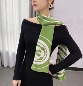 Khăn lụa thắt áo sơ mi