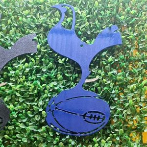 โลโก้สเปอร์สท็อตแน่มฮ็อทสเปอร์เหล็กตัดเลเซอร์ขนาด 30 * 17 เซนติเมตรเหล็กหนา 2.5 มิลแบบแขวนติดผนังพ่นสีสันต่างๆใช้สี 2K สี Liner สีพ่นรถยนต์ภายนอกสวยงามคงทนไม่ลอกไม่ร่อนไม่เป็นสนิมขั้นตอนการทำเหมือนทำสีรถยนต์ภายนอกทุกขั้นตอน ติดตั้งได้ทั้งภายนอกภายในอาคาร