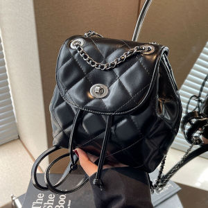 IELGY กระเป๋าสะพายหลังสีทึบโซ่กระเป๋าสะพายหวานแหววเข้ากับทุกชุดมีโซ่ของเด็กผู้หญิงกระเป๋าความจุขนาดใหญ่