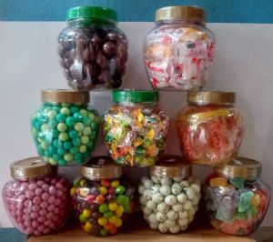 Aneka camilan coklat dan permen kemasan toples imut
