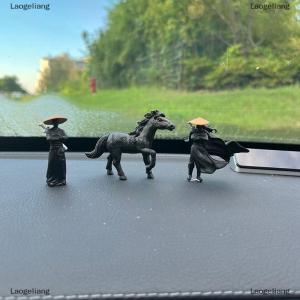 [COD] Laogeliang อุปกรณ์ตกแต่งภายในรถตุ๊กตา jianghu Knight จอคอมพิวเตอร์เครื่องประดับย้อนยุคอัศวินกลางคอนโซลรถดาบ