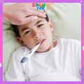 Nhiệt kế điện tử đo nhiệt độ cơ thể bé. 