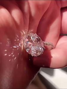 Sản phẩm hot trên Douyin: Nhẫn đá quý màu siêu lớn lấp lánh rực rỡ cắt kiểu hoa băng phong cách Âu Mỹ thời trang xuyên biên giới đính đá sang trọng trang sức kim cương carbon cao cấp.
