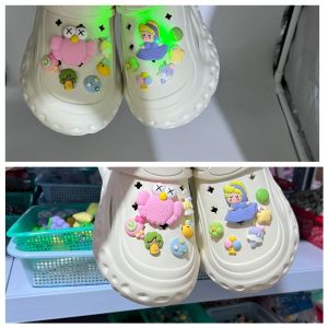 12ชิ้น/เซ็ต LED Crocs รองเท้ามีเสน่ห์ Jibbilz ไฟส่องสว่างการ์ตูน PVC สะท้อนแสง Clogs ตกแต่งสำหรับ Crocs